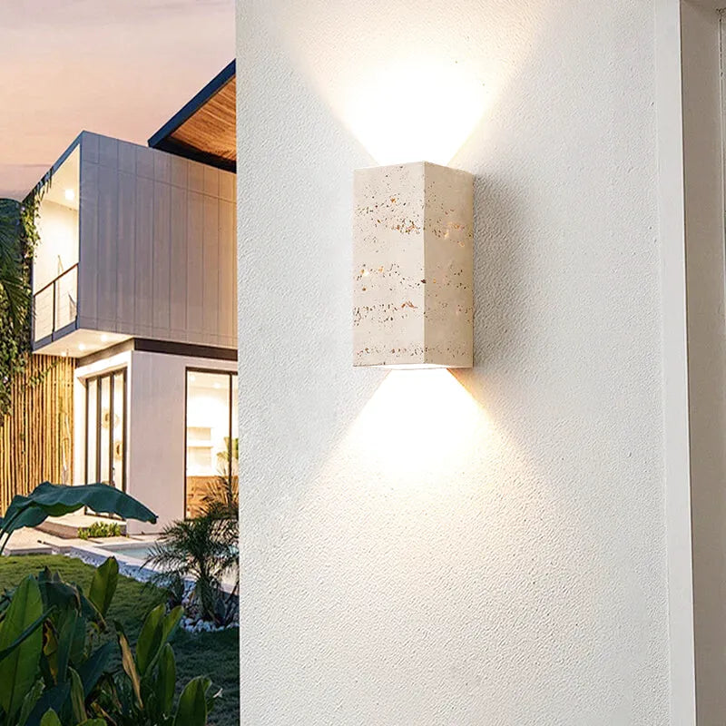 Applique murale extérieure minimaliste en pierre naturelle, Luminaire Essenza, blanc chaud, design moderne et épuré.