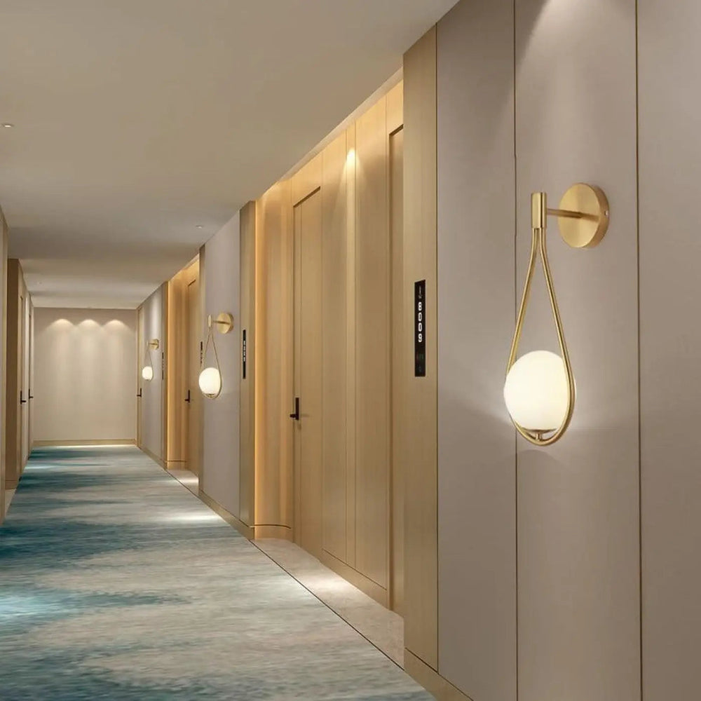 Applique murale LED en verre en forme de goutte d'eau, design suspendu pour couloir, par Luminaire Essenza.