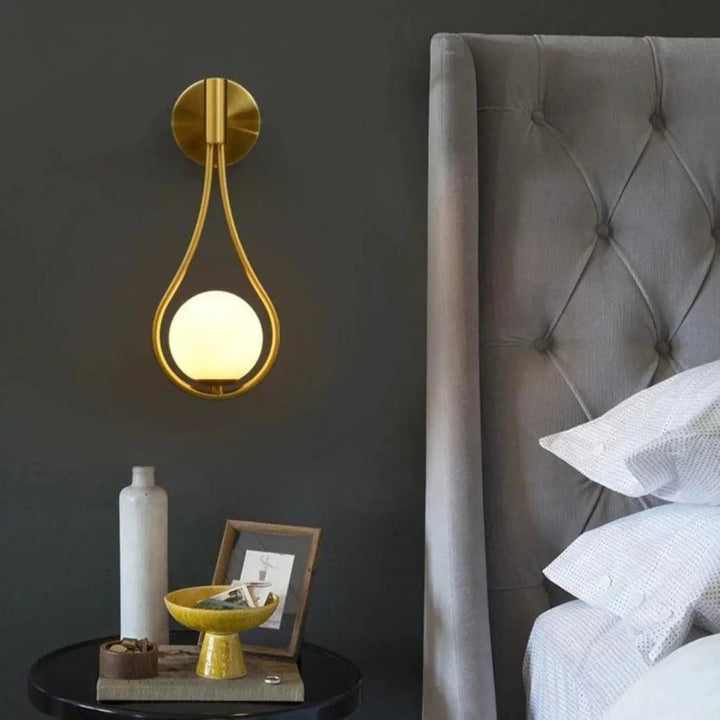 Applique murale LED en verre en forme de sphère suspendue, design goutte d'eau blanc, marque Luminaire Essenza.