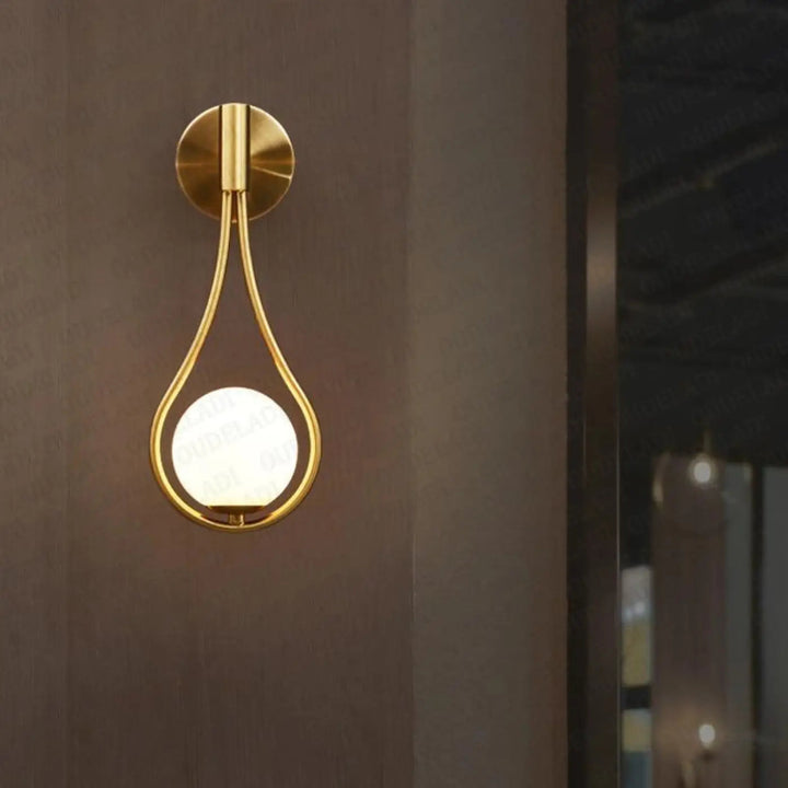Applique murale LED en verre en forme de goutte d'eau ou larme, blanche, design moderne de Luminaire Essenza.