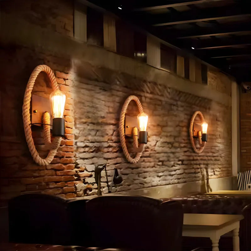 Applique murale industrielle vintage en corde de chanvre avec cadre ellipse, éclairage chaud et design rustique de Luminaire Essenza.