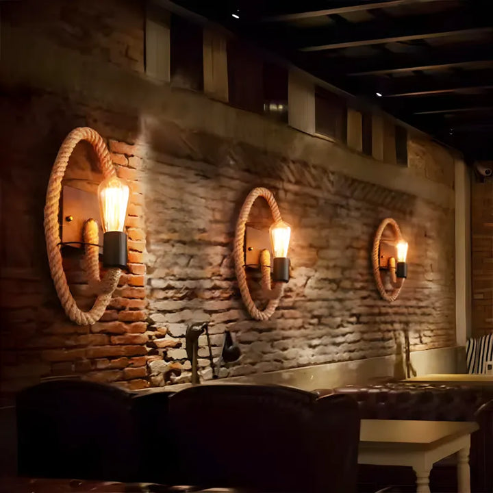 Applique murale industrielle vintage en corde de chanvre avec cadre ellipse, éclairage chaud et design rustique de Luminaire Essenza.