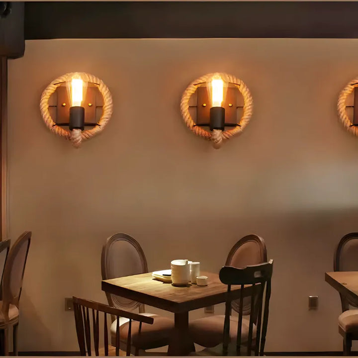 Applique murale industrielle vintage en corde de chanvre avec abat-jour elliptique, par Luminaire Essenza.