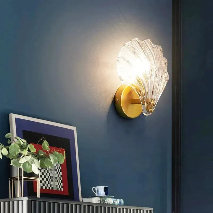 Applique murale en laiton avec décoration en verre, luminaires Essenza, éclairage d’intérieur élégant et moderne.