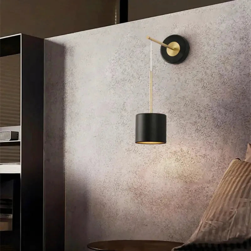 Applique murale LED Luminaire Essenza avec design luxueux, finition noire ou blanche, éclairage chaud 2700-3500K.