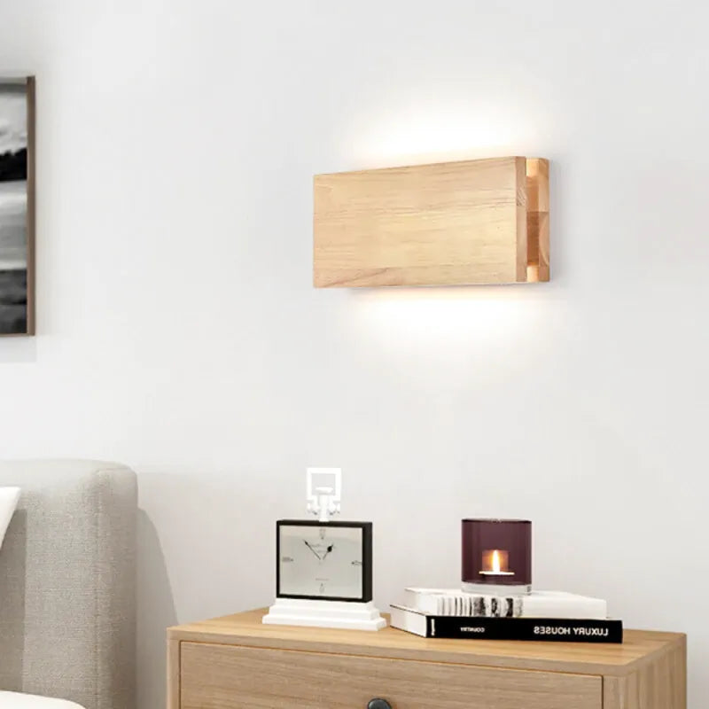 Applique murale LED pour chambre scandinave en bois naturel de Luminaire Essenza, modèle B avec lumière blanc chaud.