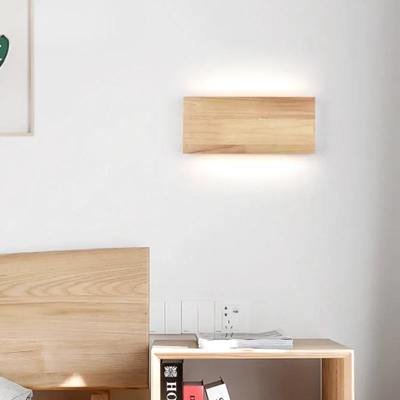 Applique murale LED pour chambre scandinave en bois naturel de Luminaire Essenza, éclairage blanc chaud, design moderne et chaleureux.