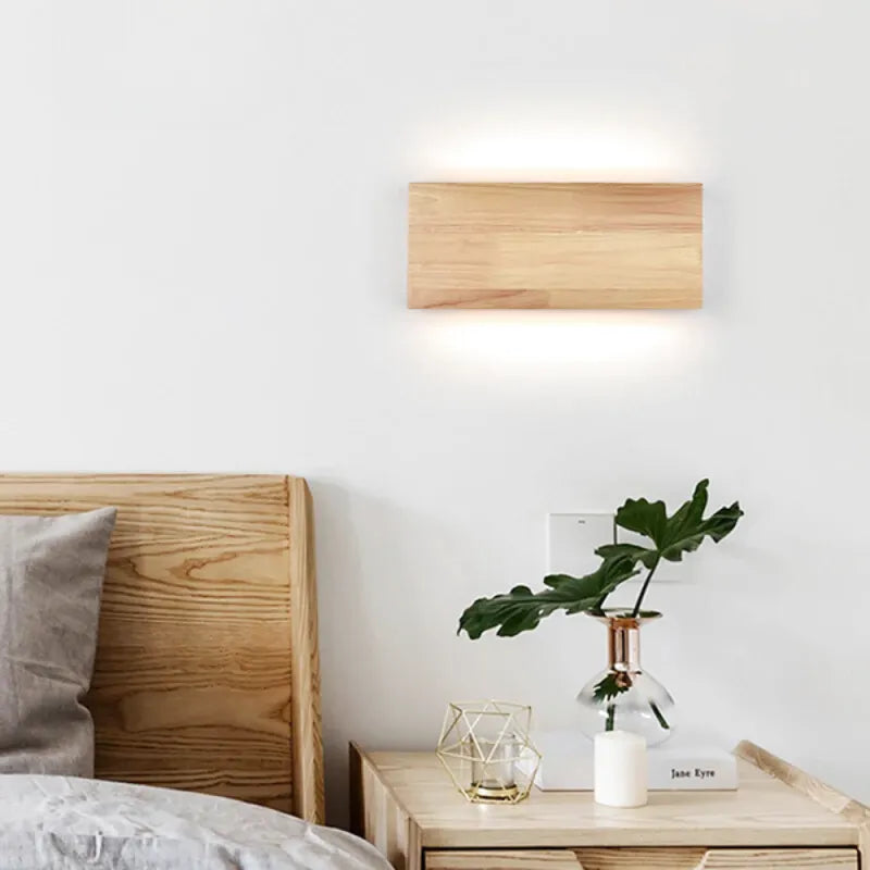 Applique murale LED pour chambre scandinave en bois naturel, modèle B avec lumière blanc chaud, par Luminaire Essenza.