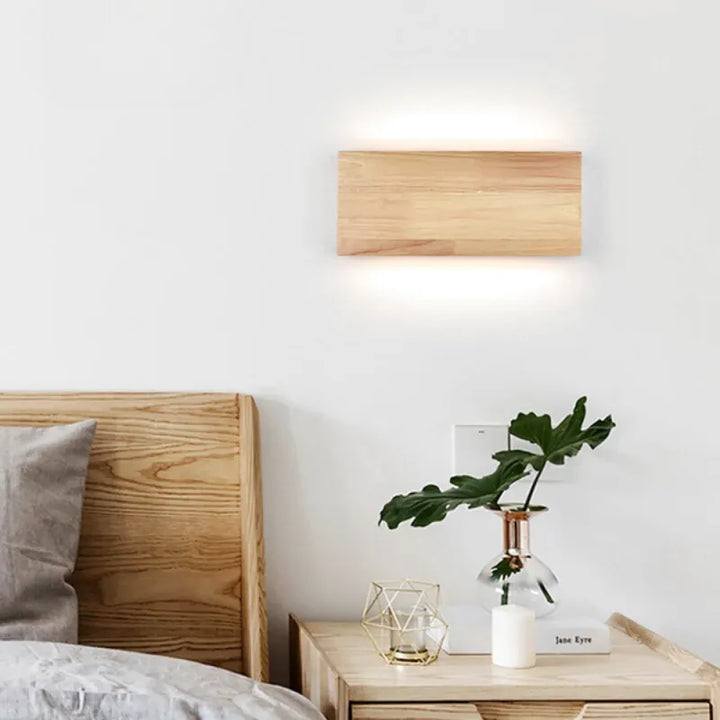 Applique murale LED pour chambre scandinave en bois naturel, modèle B avec lumière blanc chaud, par Luminaire Essenza.