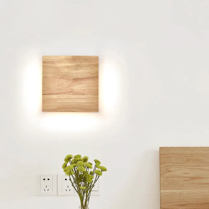 Applique murale LED pour chambre scandinave en bois naturel, modèle B avec lumière blanche chaude, par Luminaire Essenza.