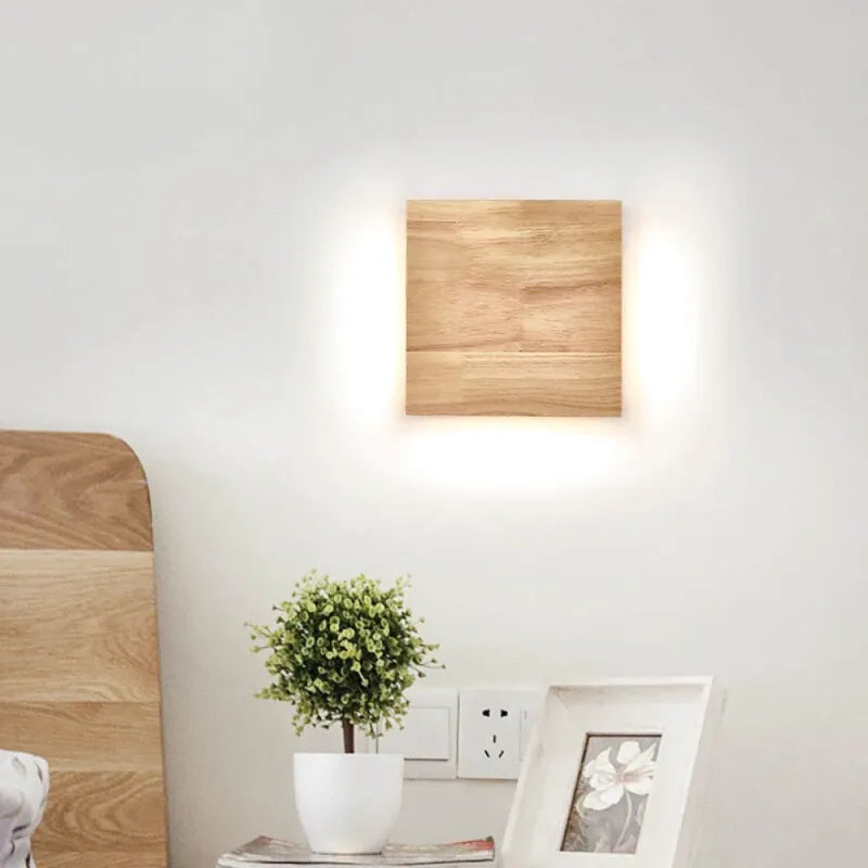 Applique murale LED pour chambre scandinave en bois naturel, modèle B avec lumière blanc chaud, par Luminaire Essenza