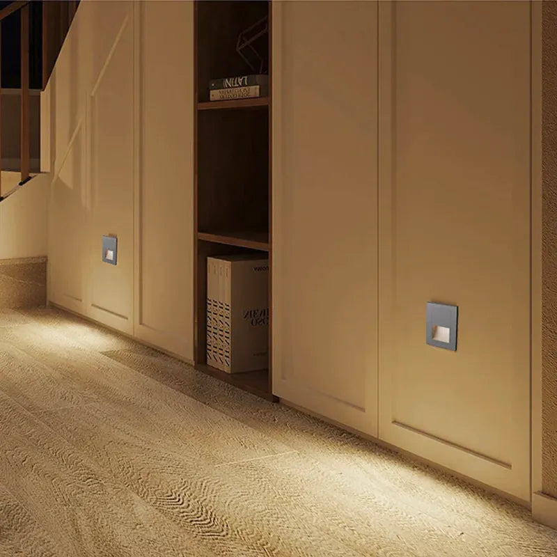 Applique murale LED Luminaire Essenza pour couloir et escalier, finition noire ou blanche, lumière chaude 2700-3500K.