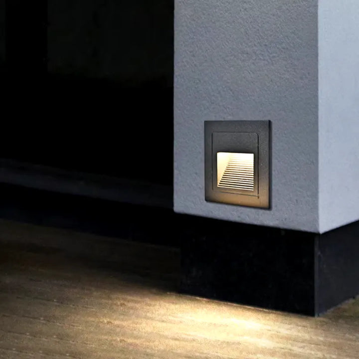 Applique murale LED pour couloir et escalier de Luminaire Essenza, finition noire ou blanche, lumière chaude 2700-3500K