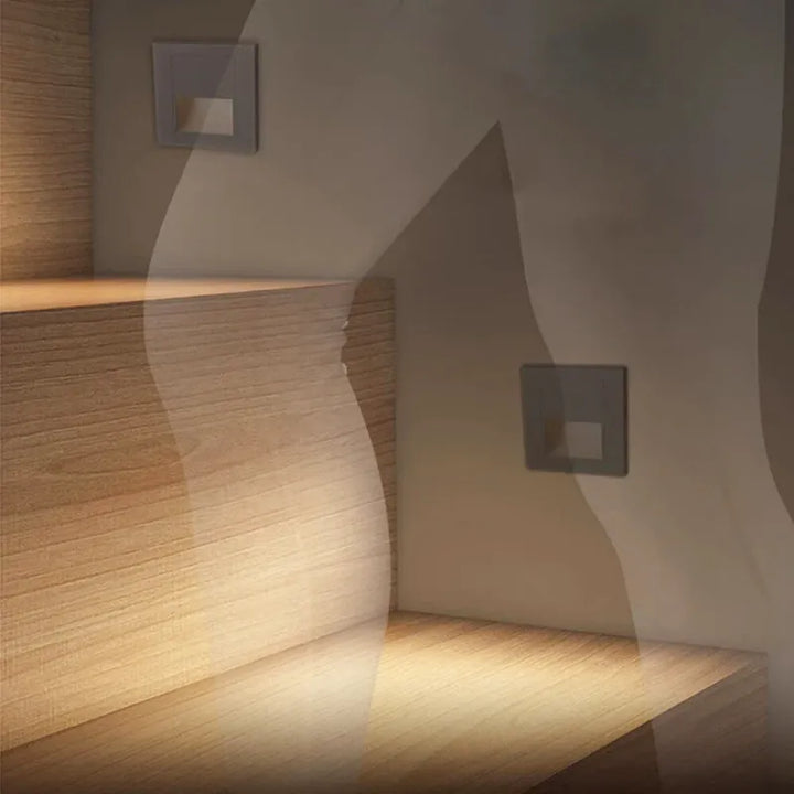 Applique murale LED pour couloir et escalier, Luminaire Essenza, finition noire ou blanche, lumière chaude 2700-3500K.