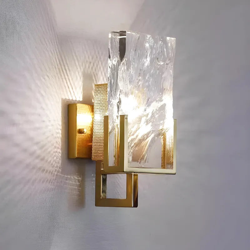 Applique murale LED en cristal blanc chaud, design de luxe pour salon moderne, marque Luminaire Essenza.