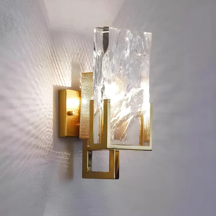 Applique murale LED en cristal blanc chaud, design de luxe pour salon moderne, marque Luminaire Essenza.