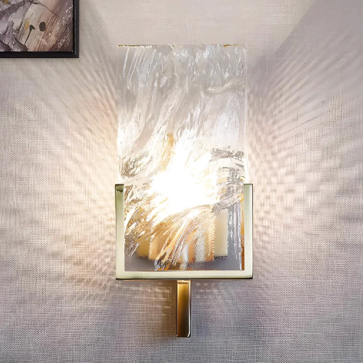 Applique murale LED en cristal blanc chaud pour salon moderne, design de luxe, marque Luminaire Essenza, éclairage élégant.