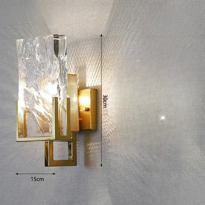 Applique murale LED en cristal blanc chaud, design de luxe pour salon moderne, marque Luminaire Essenza, éclairage élégant.