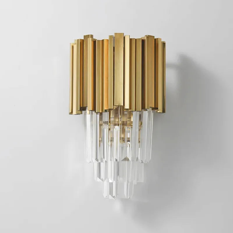 Applique murale LED en cristal moderne pour salon, design haut de gamme, finition or avec lumière blanche chaude, par Luminaire Essenza.