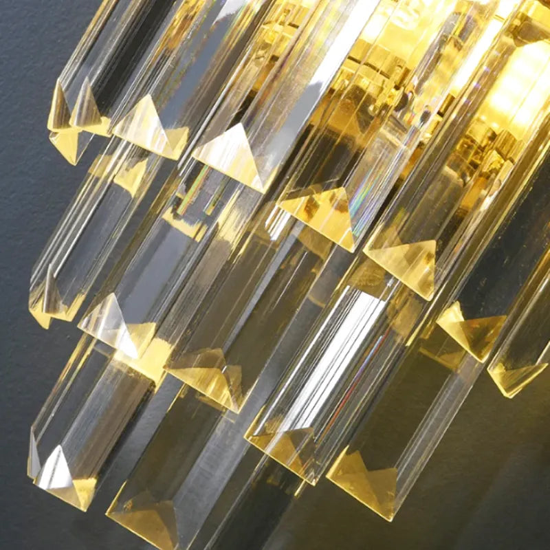 Applique murale LED en cristal moderne pour salon, design haut de gamme, finition or avec lumière blanc chaud, par Luminaire Essenza.