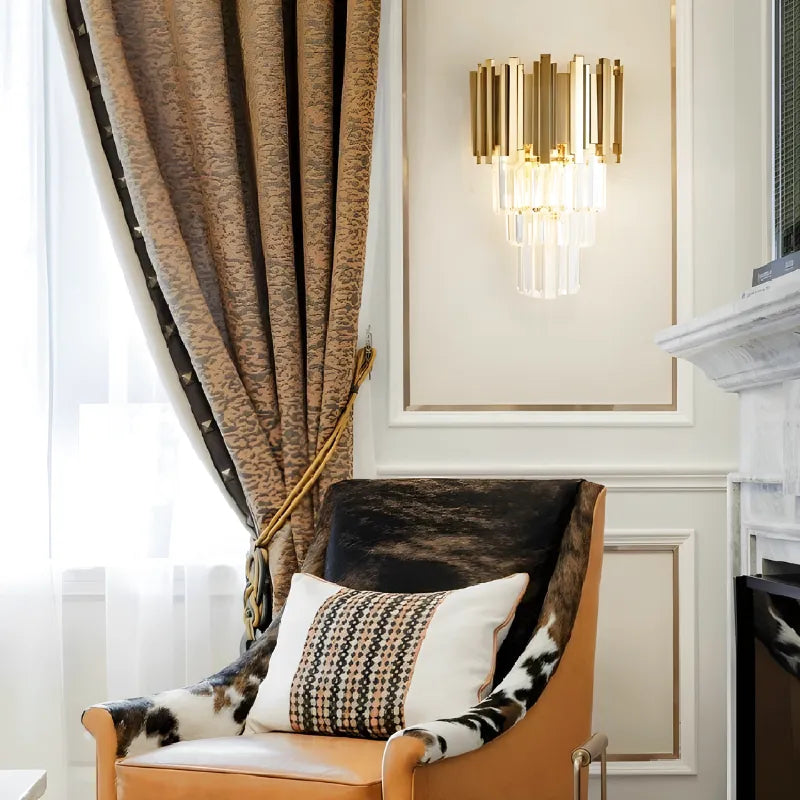 Applique murale LED moderne en cristal avec design haut de gamme pour salon, finition or et lumière blanc chaud, de Luminaire Essenza.