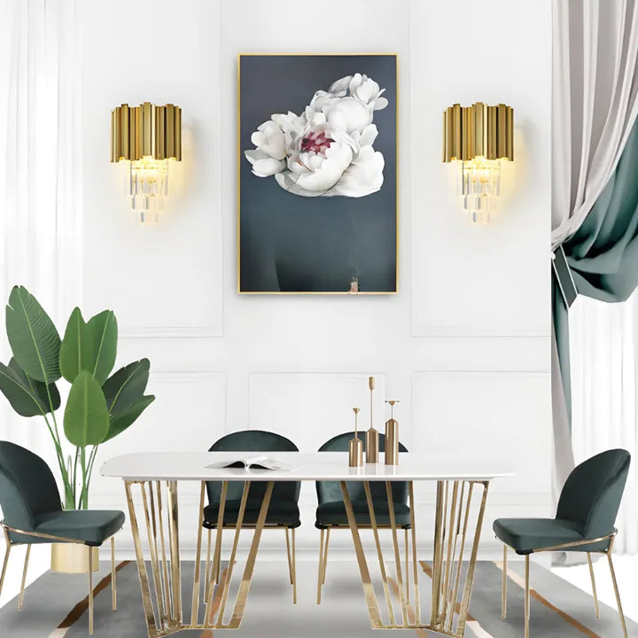 Applique murale LED en cristal moderne pour salon, design haut de gamme, finition or avec lumière blanc chaud, par Luminaire Essenza.