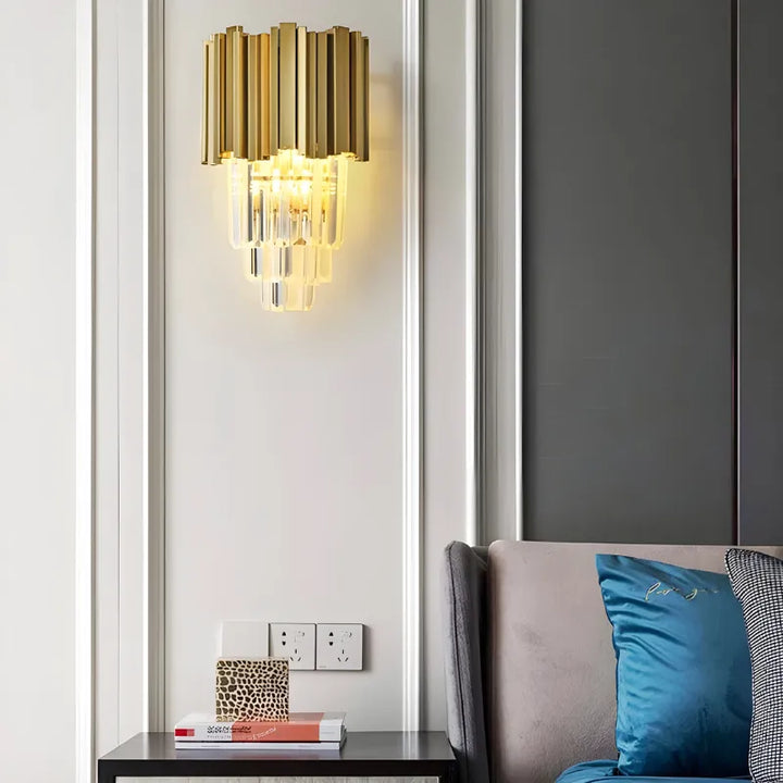 Applique murale LED en cristal moderne pour salon, design haut de gamme, finition dorée et blanc chaud, éclairage élégant et sophistiqué.