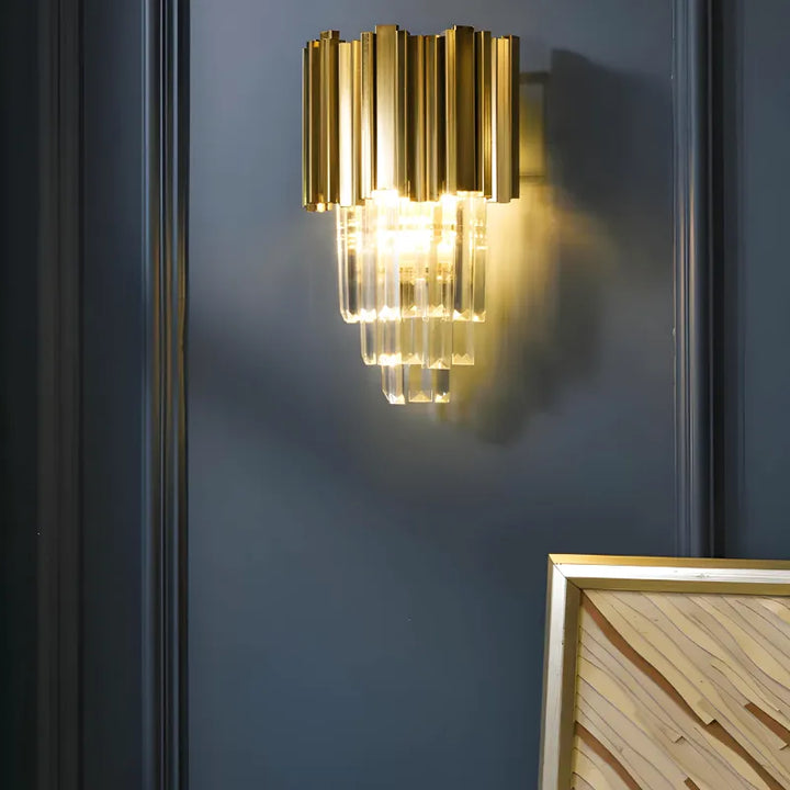 Applique murale LED en cristal moderne pour salon, finition or avec lumière blanc chaud, design haut de gamme Luminaire Essenza.