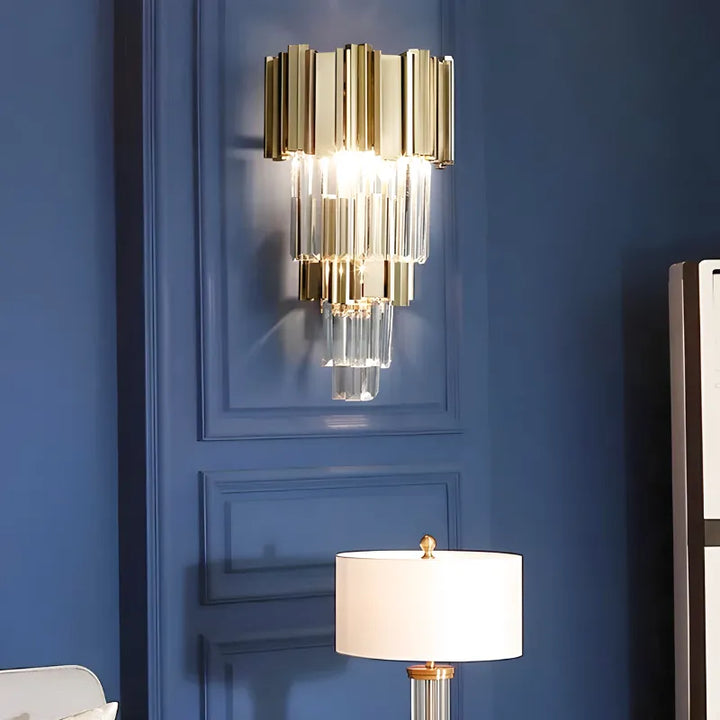 Applique murale LED cristal moderne pour salon, design haut de gamme, finition or avec lumière blanche chaude, par Luminaire Essenza.