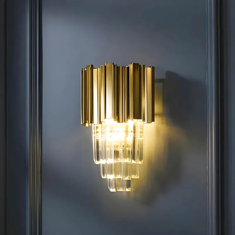 Applique murale LED en cristal moderne pour salon, design haut de gamme, finition dorée avec lumière blanche chaude, élégance et modernité.
