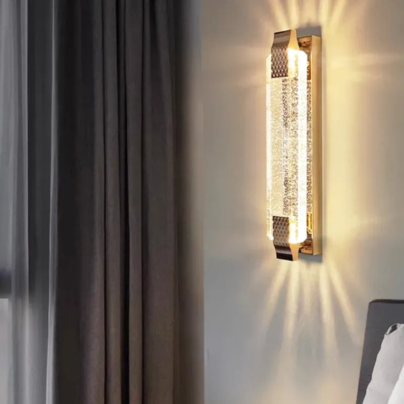 Applique murale LED de luxe Luminaire Essenza avec cristal doré, éclat moderne, 40 cm, disponible en blanc chaud, naturel ou froid.