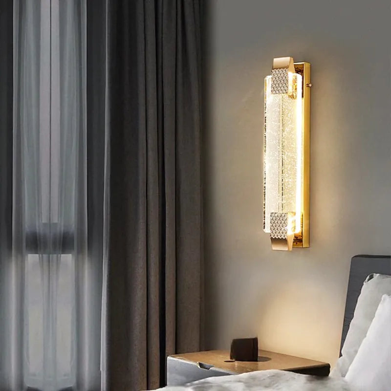 Applique murale LED de luxe en cristal doré Luminaire Essenza, éclat moderne, trois couleurs de lumière, design élégant pour intérieur.