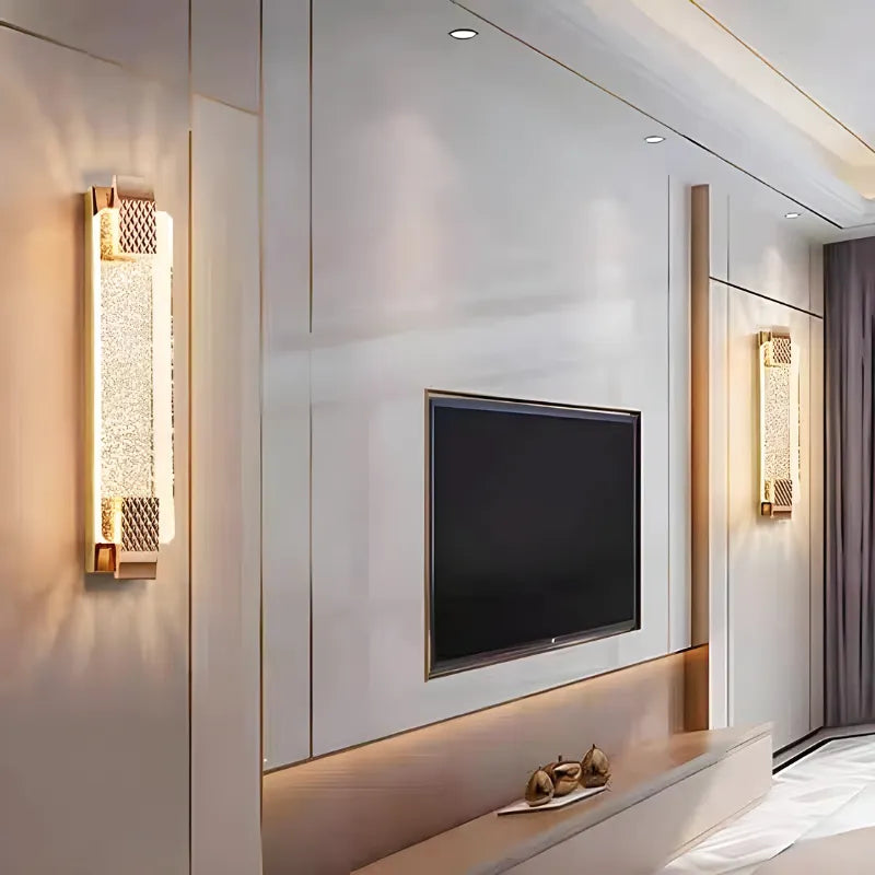 Applique murale LED de luxe Luminaire Essenza en cristal doré, moderne, 40 cm, avec trois options de lumière blanc chaud, naturel ou froid.