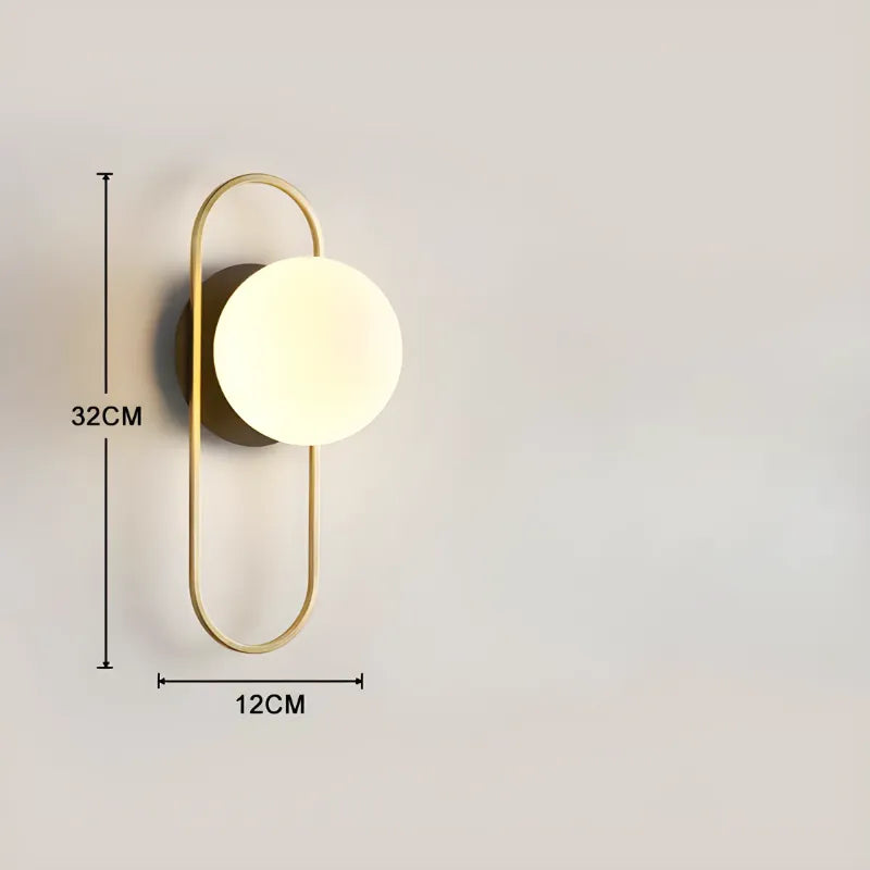 Applique murale LED décorative boule Luminaire Essenza avec finition dorée et lumière blanc froid, mur intérieur moderne.