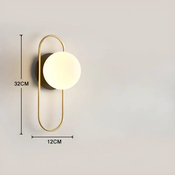 Applique murale LED décorative boule Luminaire Essenza avec finition dorée et lumière blanc froid, mur intérieur moderne.