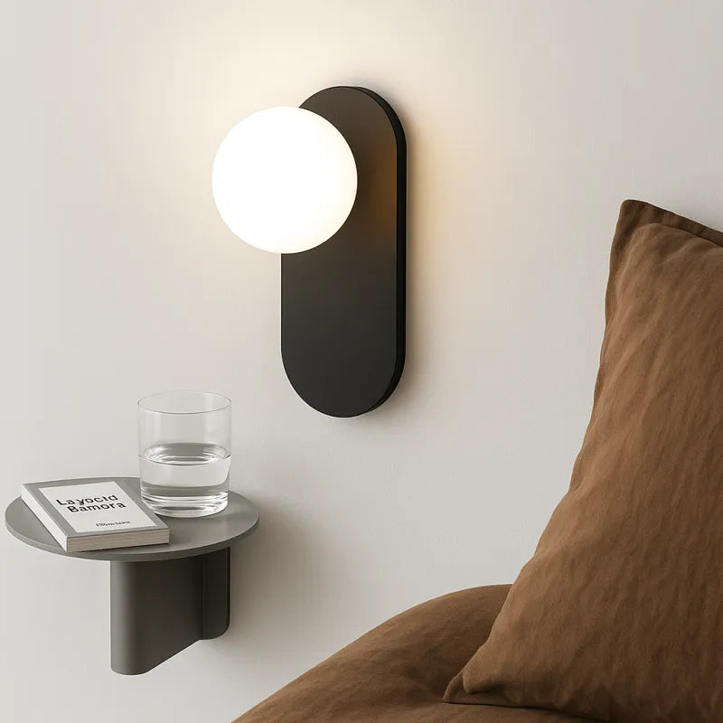 Applique murale LED décorative en forme de boule Luminaire Essenza avec finition or et lumière blanc froid.