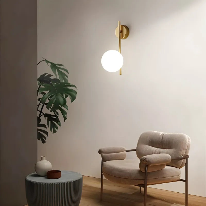 Applique murale LED décorative boule Luminaire Essenza avec finition or et lumière blanc froid, moderne et élégante.
