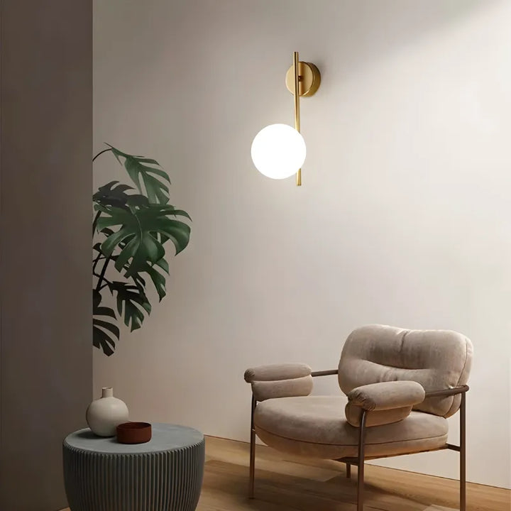 Applique murale LED décorative boule Luminaire Essenza avec finition or et lumière blanc froid, moderne et élégante.
