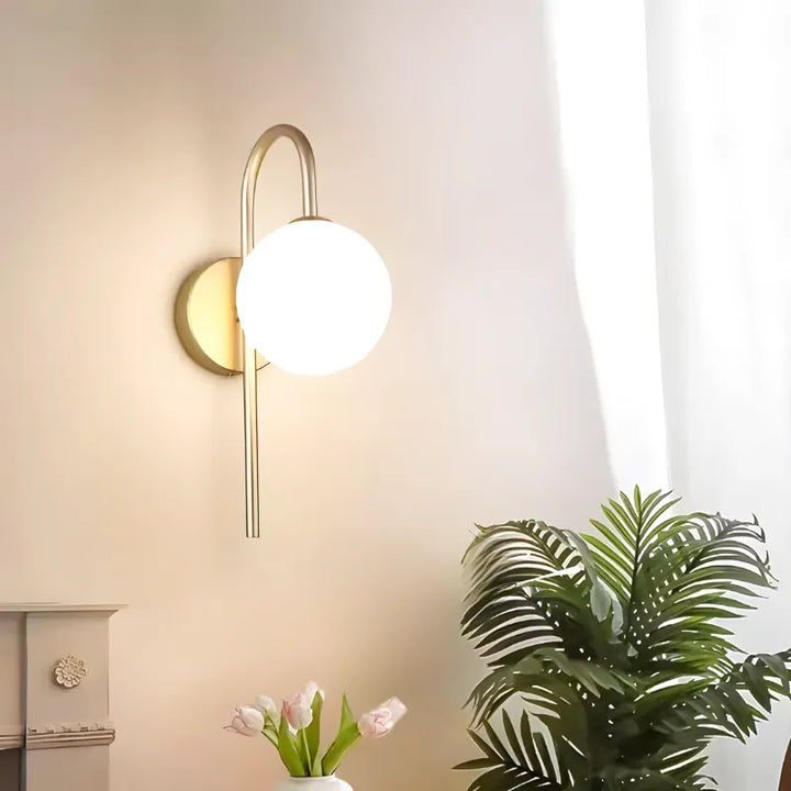 Applique murale LED décorative boule Luminaire Essenza avec finition or et lumière blanche froide, moderne et élégante.