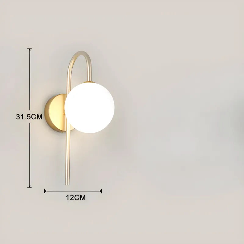 Applique murale LED décorative boule Luminaire Essenza avec finition or blanc naturel, éclairage moderne et élégant.