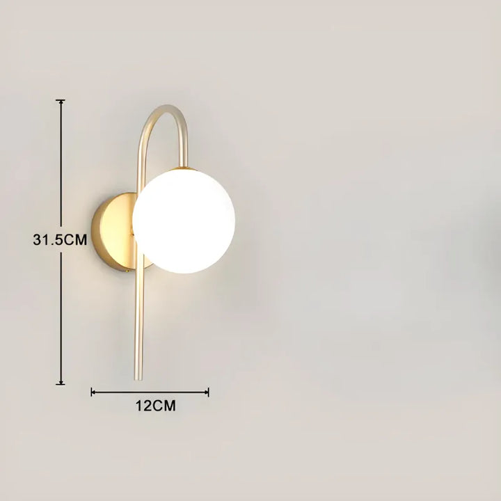 Applique murale LED décorative boule Luminaire Essenza avec finition or blanc naturel, éclairage moderne et élégant.