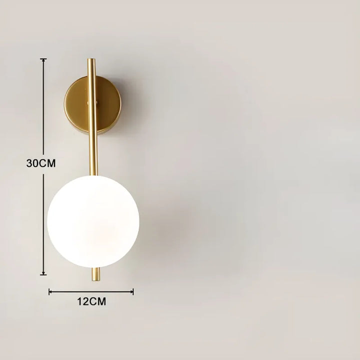 Applique murale LED décorative en forme de boule Luminaire Essenza, finition b or et lumière blanc froid.