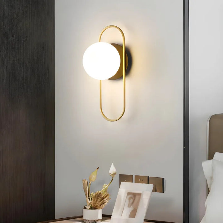 Applique murale LED décorative boule Luminaire Essenza en noir, or ou blanc avec lumière blanche froide, design moderne.