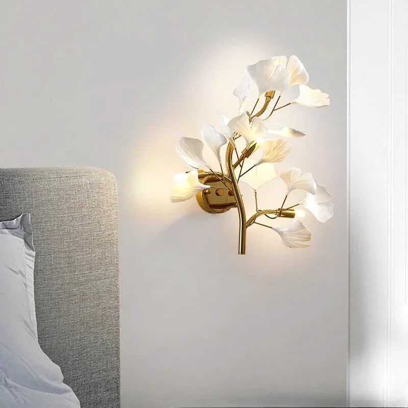 Applique murale LED décorative moderne en céramique dorée, luminaire haut de gamme, éclairage design élégant.