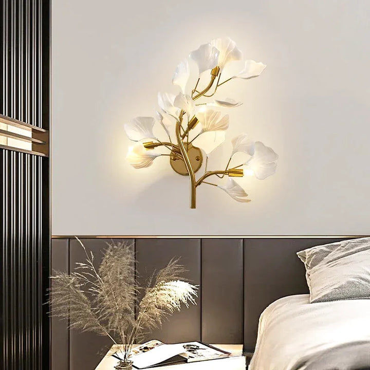 Applique murale LED décorative moderne en céramique dorée, luminaire design haut de gamme pour l’éclairage intérieur.