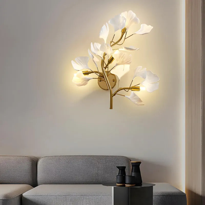 Applique murale LED moderne en céramique dorée, luminaire design haut de gamme pour décoration intérieure élégante.