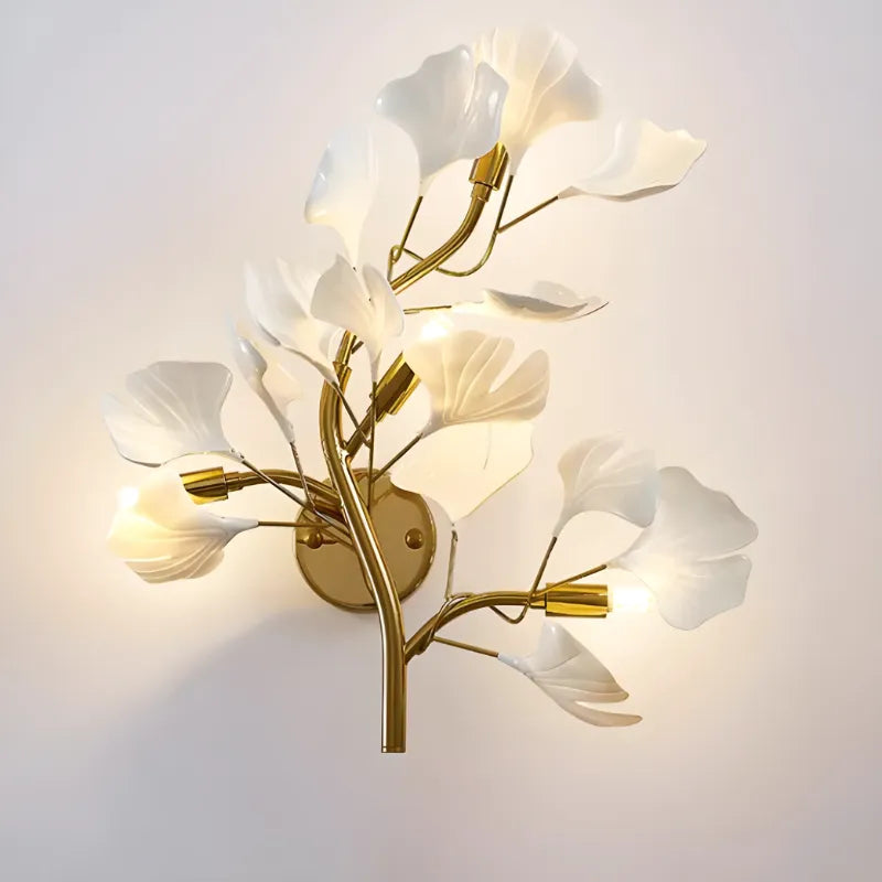 Applique murale LED design en céramique dorée, luminaire moderne et élégant pour décoration intérieure haut de gamme.