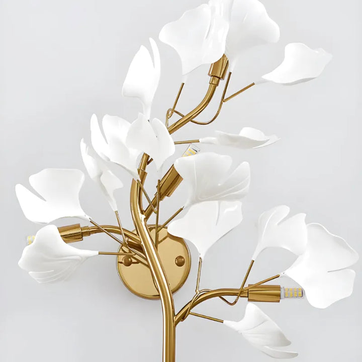 Applique murale LED décorative moderne en céramique dorée de Luminaire Essenza, éclairage design haut de gamme.