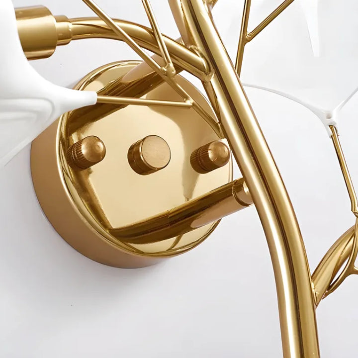 Applique murale LED moderne en céramique dorée, luminaire design haut de gamme pour décoration intérieure élégante.