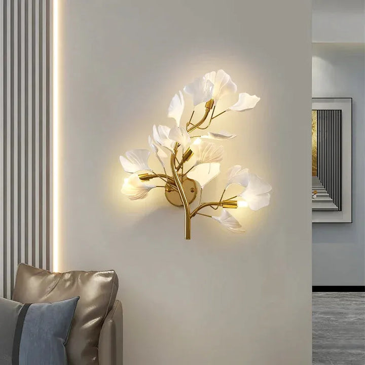 Applique murale LED moderne en céramique dorée de la marque Luminaire Essenza, éclairage décoratif haut de gamme.